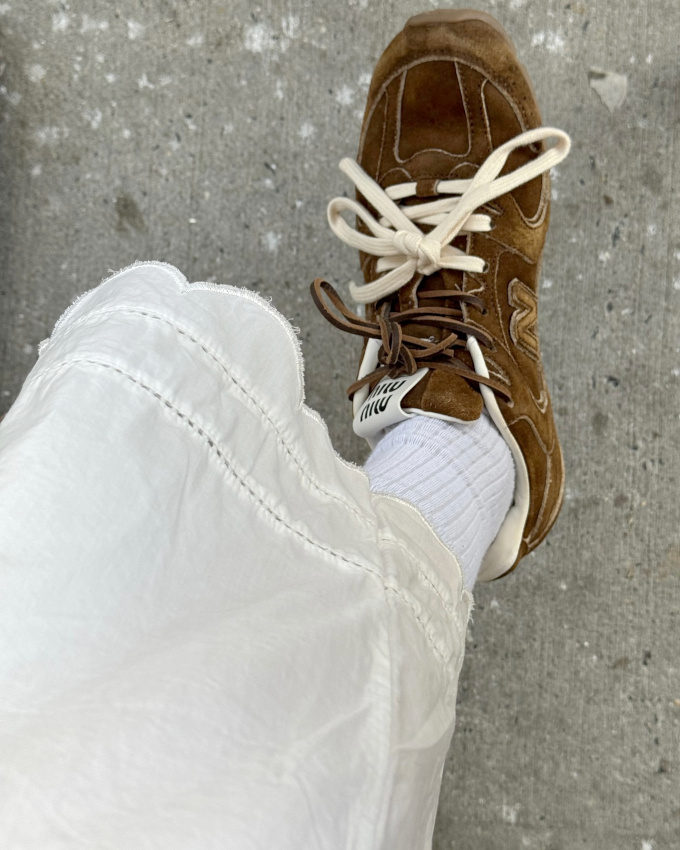 Baskets en daim marron esprit rtro + coton faon drap ancien = le bon mix