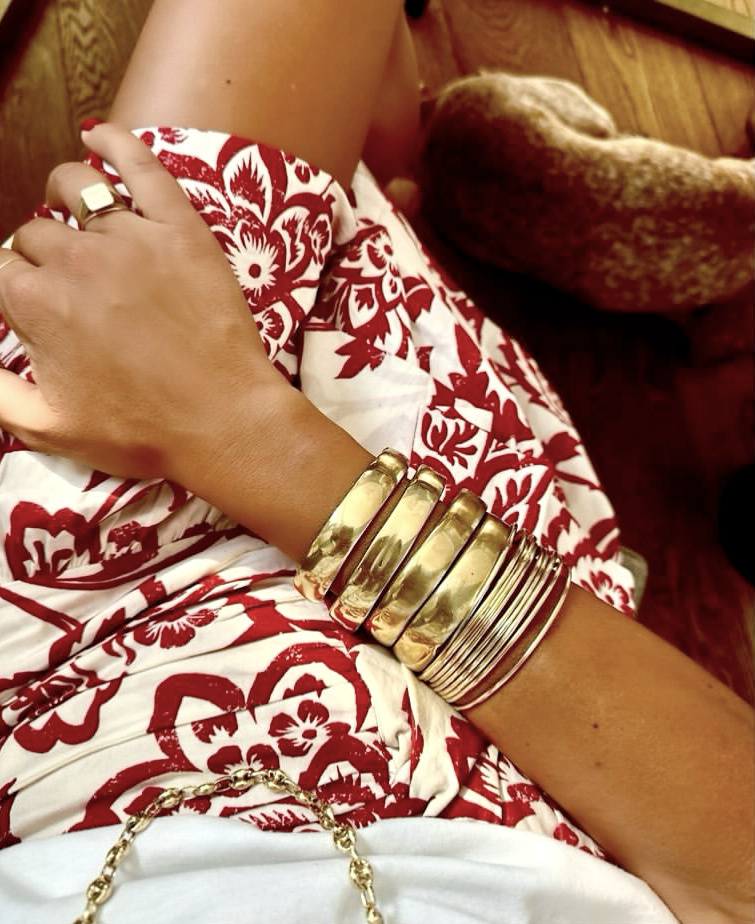 Accumulation de bracelets + imprim hawaen = le bon mix