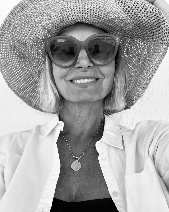 Chemise blanche + mdaille + chapeau en raphia tress = le bon mix