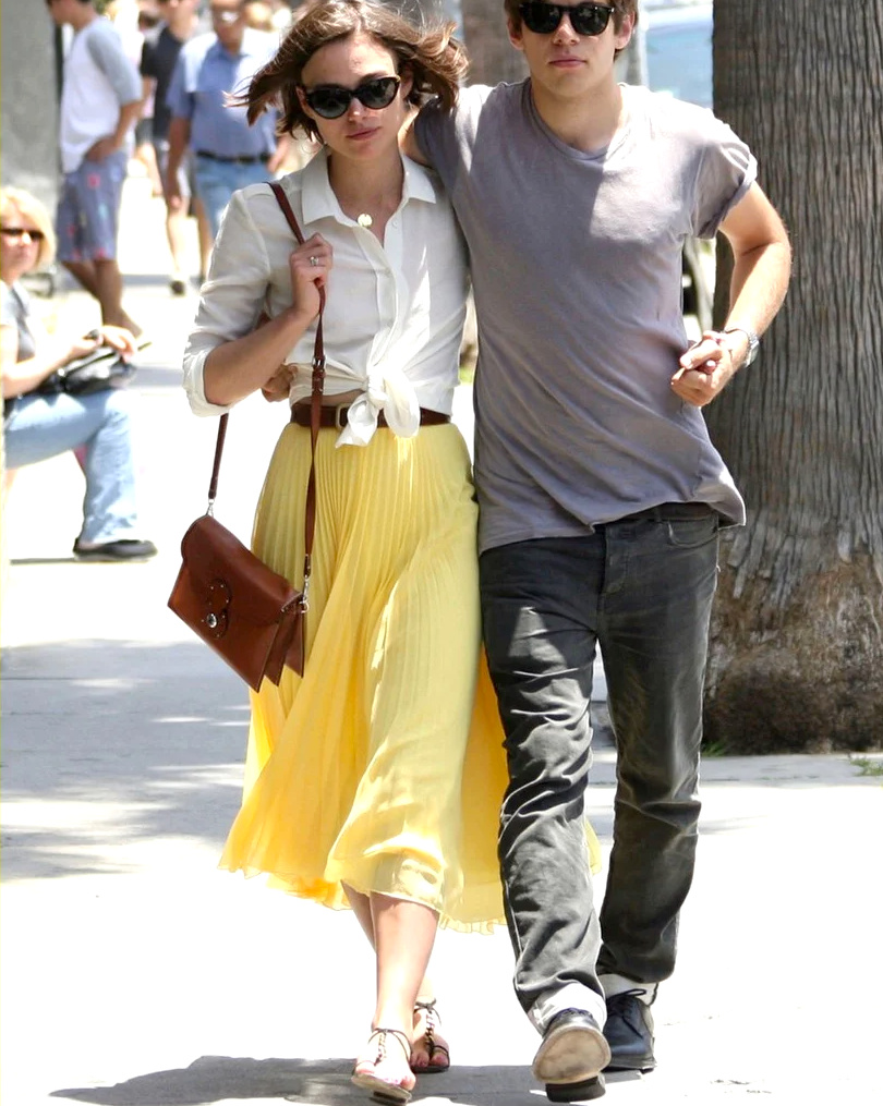 Chemise noue sur le devant + jupe plisse midi + ceinture en cuir = le bon mix