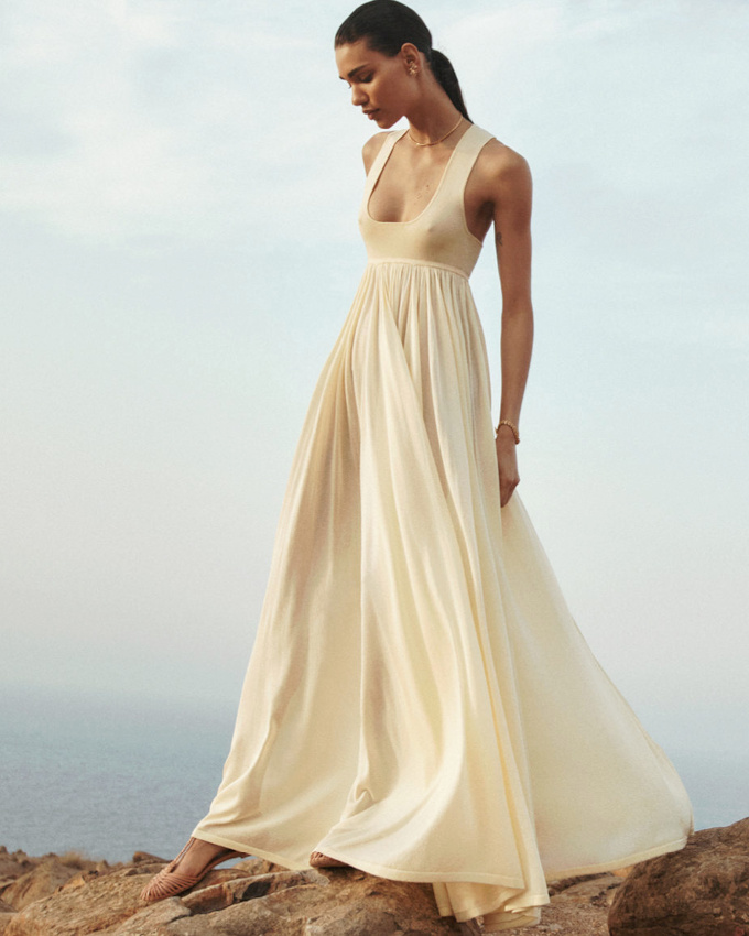 Haut minimaliste + ampleur vanescente = le bon mix