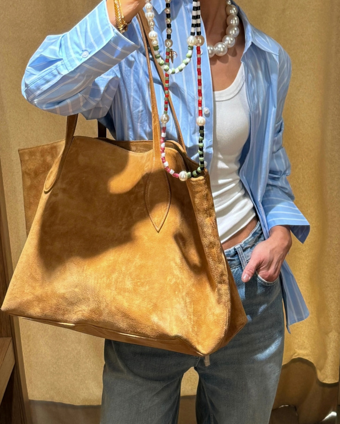 Oui au tlescopage entre sac boho, perles oversizes, chemise masculine et marcel moulant !