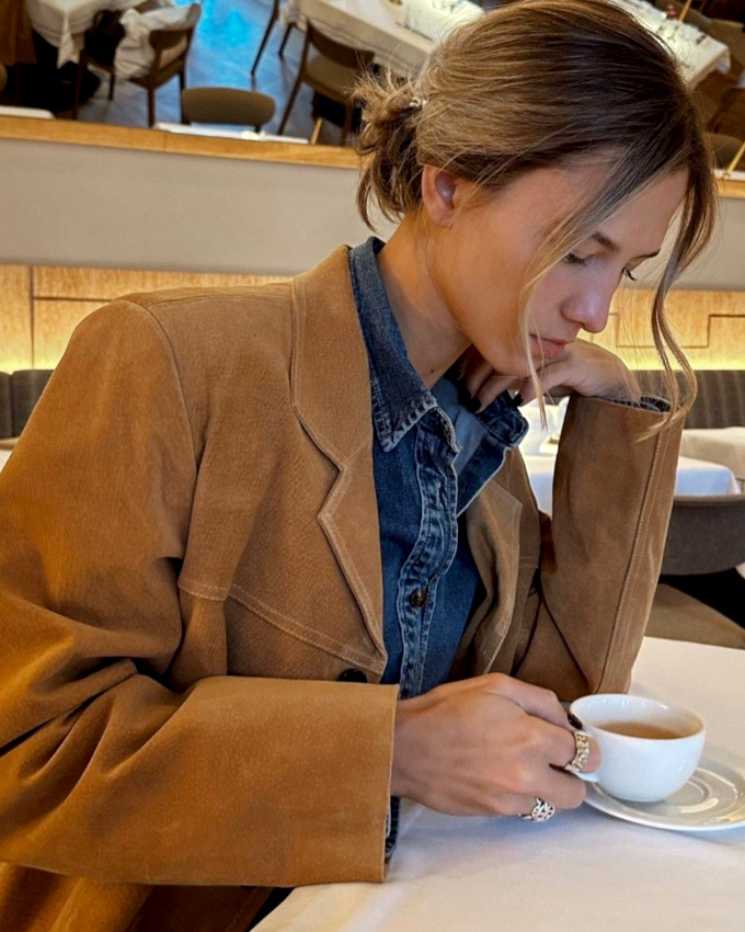 Blazer en daim + chemise en jean + mches nonchalantes = le bon mix