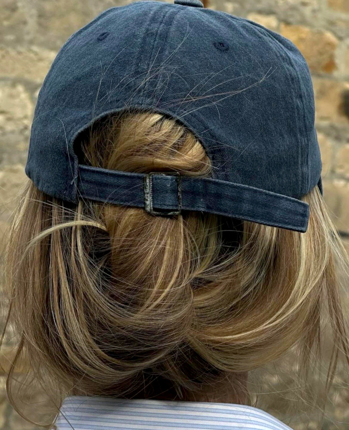 Casquette en jean + chignon fait  la va-vite + chemise raye = le bon mix