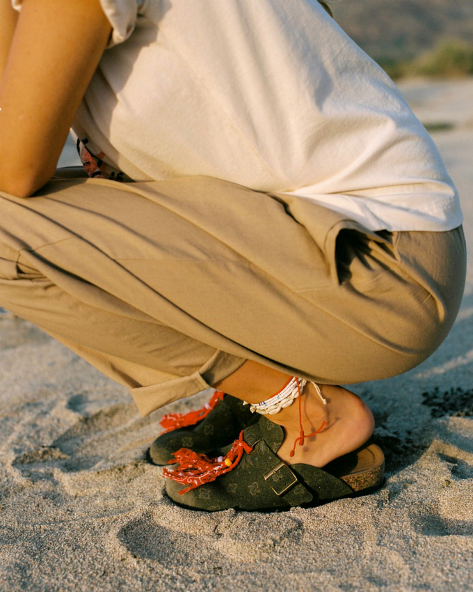 Rien de tel qu'un look ultra sobre pour patiner des accessoires audacieux !