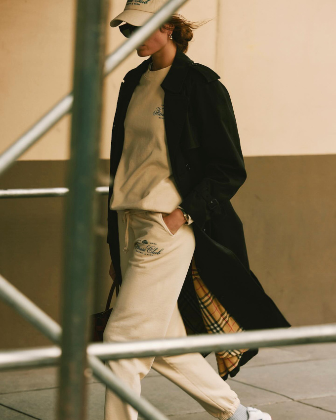 Rien de tel que le mix trench/sweatpants pour transitionner doucement vers septembre !