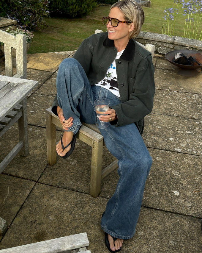 Le tlescopage entre tongs et tenue presque automnale n'en finit pas de sduire !