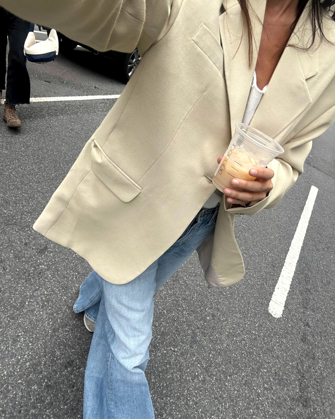 Rien de tel qu'un blazer blanc cass pour aborder la rentre sur une note lumineuse !