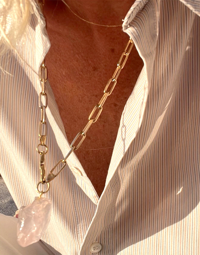 Chemise  fines rayures + bronzage + pierre porte-bonheur = le bon mix