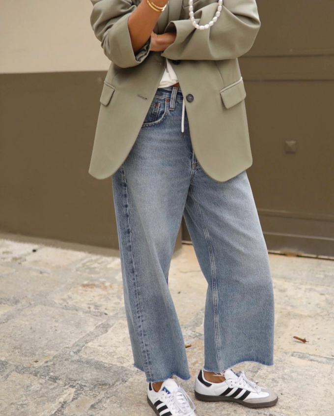Coup court sur la cheville, le jean large se fait plus 