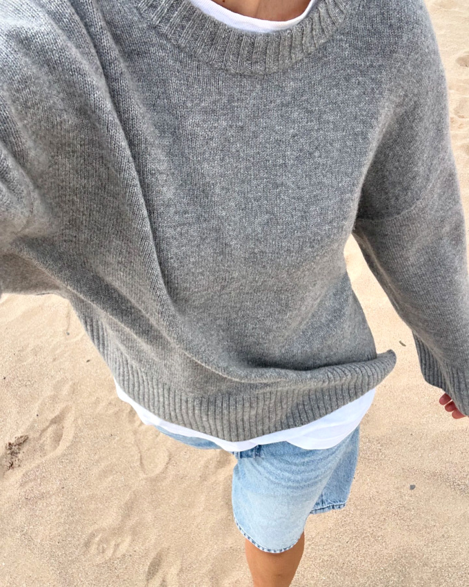 Pull gris + tee-shirt blanc = le bon mix