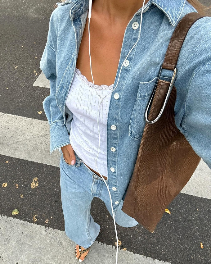 Oui au caraco esprit lingerie cosy gliss sous une ample chemise en jean !