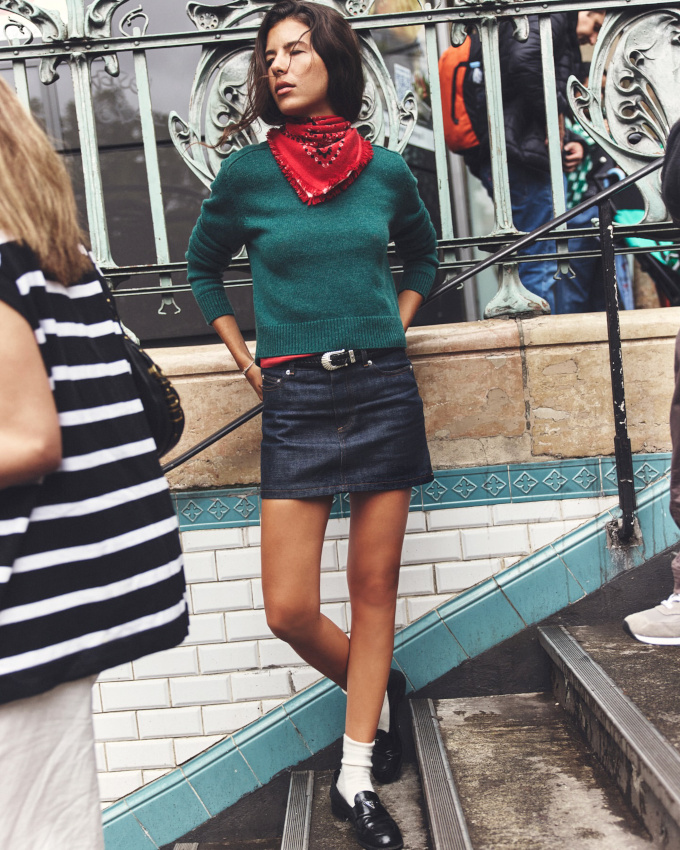 Oui  la mini-jupe apaise par le duo mocassins/pull col rond !