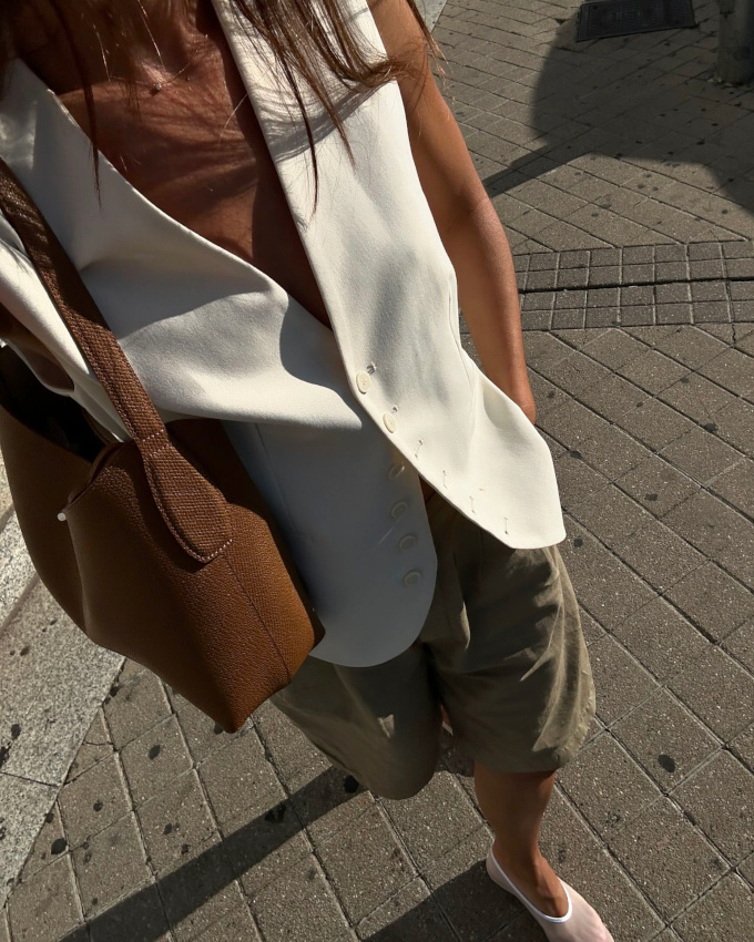 Rien de tel qu'une pice tailoring - ici le gilet d'homme - pour accompagner un bermuda boyish kaki !