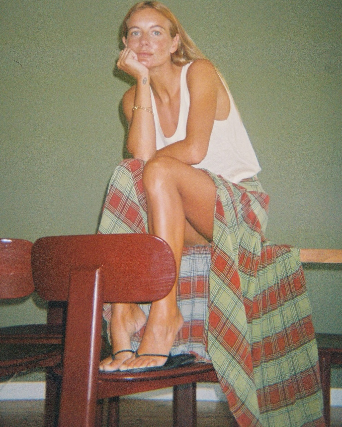 Dbardeur blanc loose + maxi jupe + bronzage = le bon mix