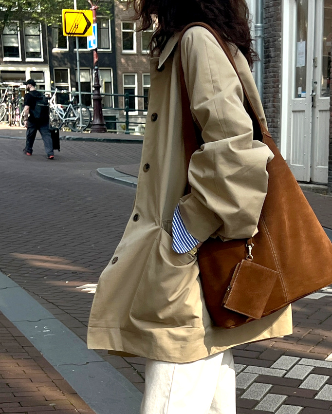 Glisser une chemise raye sous son trench ou comment twister son look de manire simple et efficace !