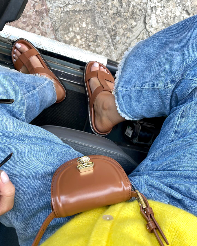 Rien de tel qu'un jean bien dlav pour finaliser le mix jaune/camel !