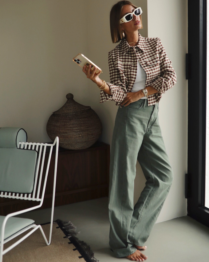 Chemise courte  petits carreaux + pantalon large kaki = le bon mix