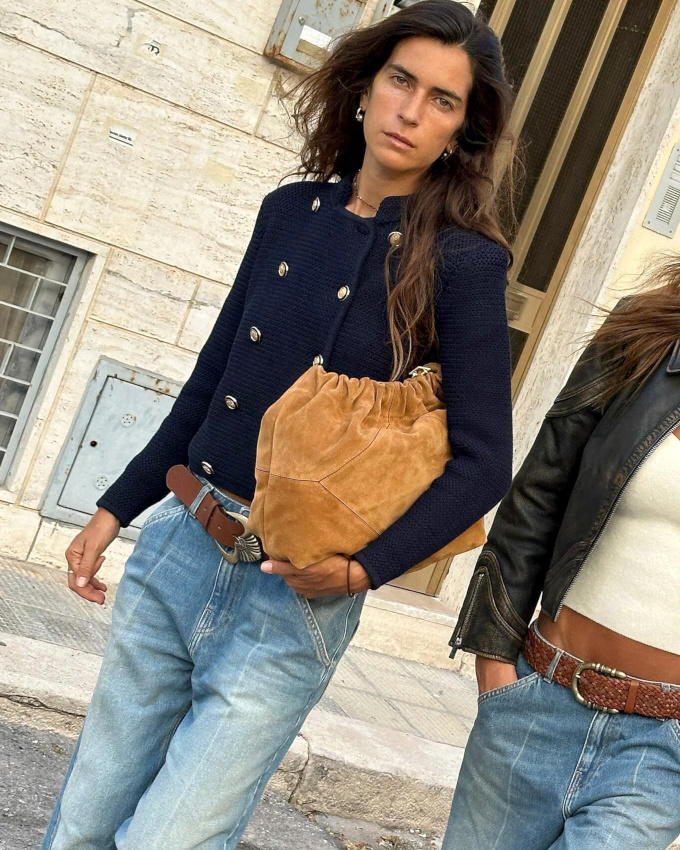 La veste courte chic : la meilleure allie du jean large !
