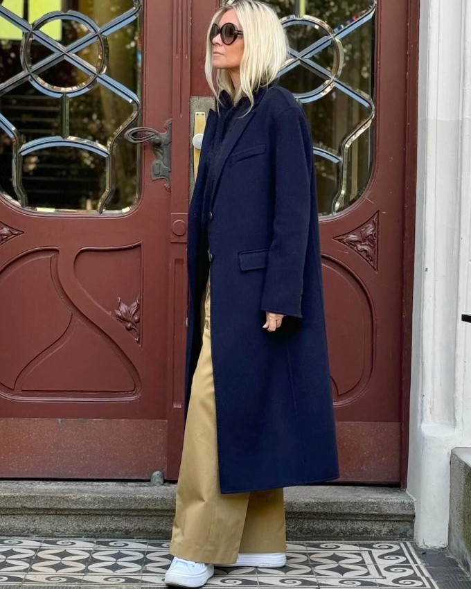 Rien de tel quun blond lumineux pour booster l'clat du duo kaki/bleu marine !