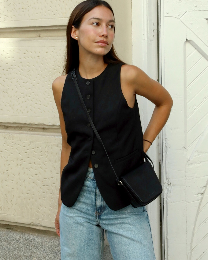 Mlant sobrit et pure, le gilet col rond sans manches fait mouche !