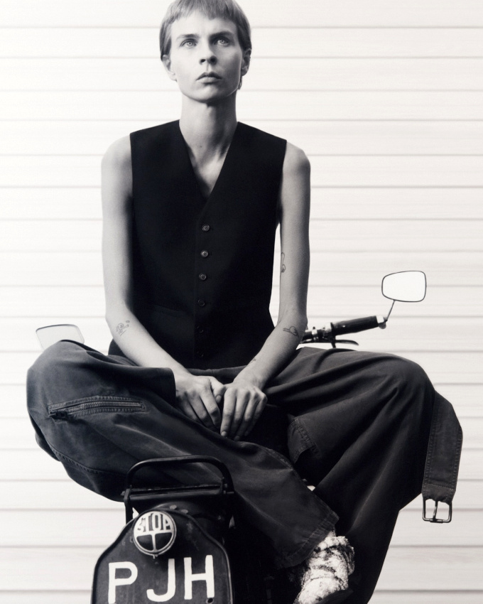 Rien de tel qu'un sobrissime gilet droit pour accompagner un pantalon streetwear ultra large !