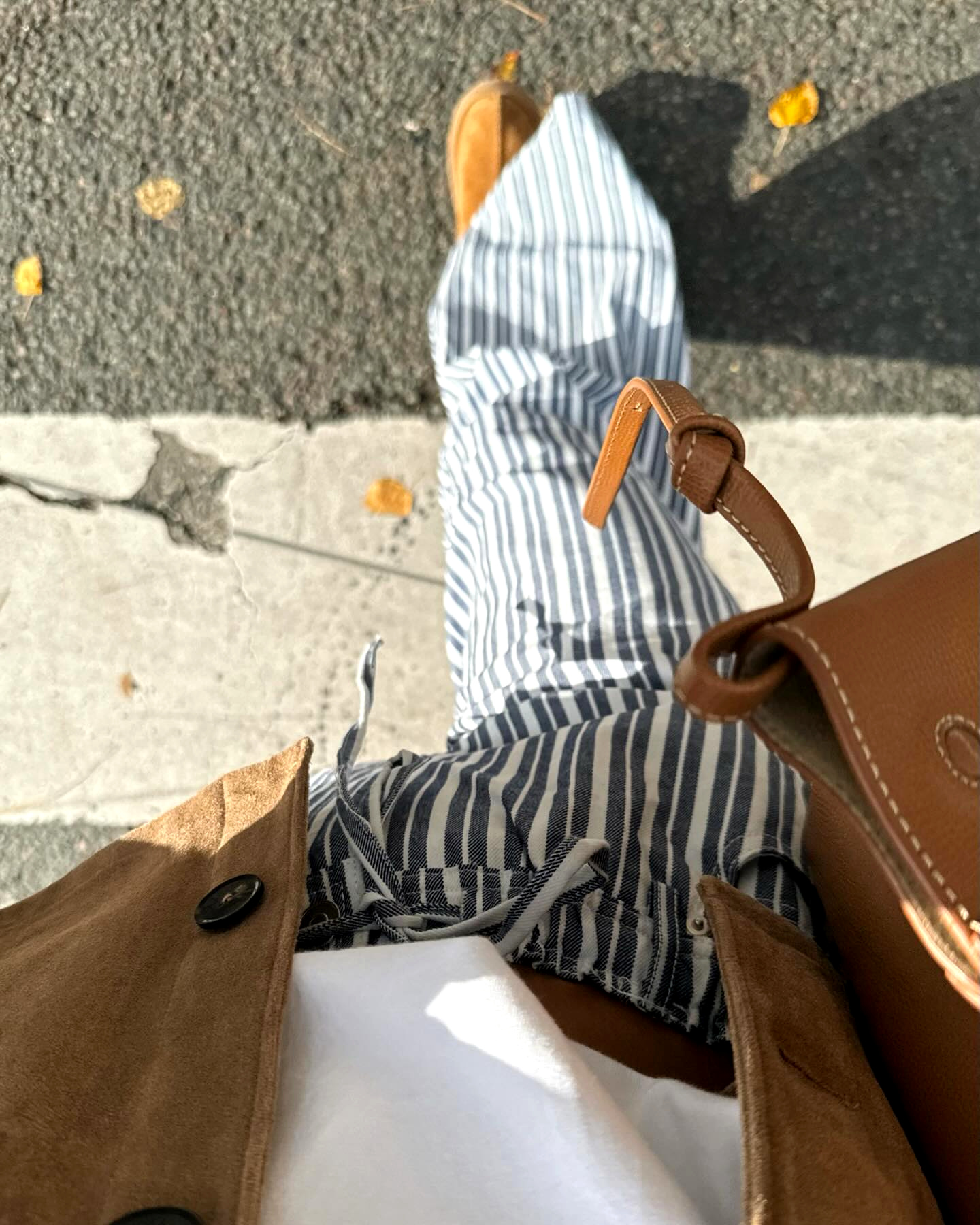 Rayures matelas + veste en daim marron clair = le bon mix