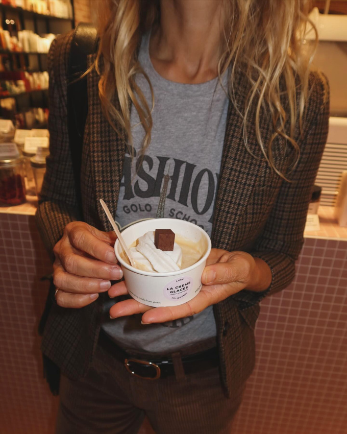 Blazer  carreaux un brin dsuet + tee-shirt vintage = le bon mix