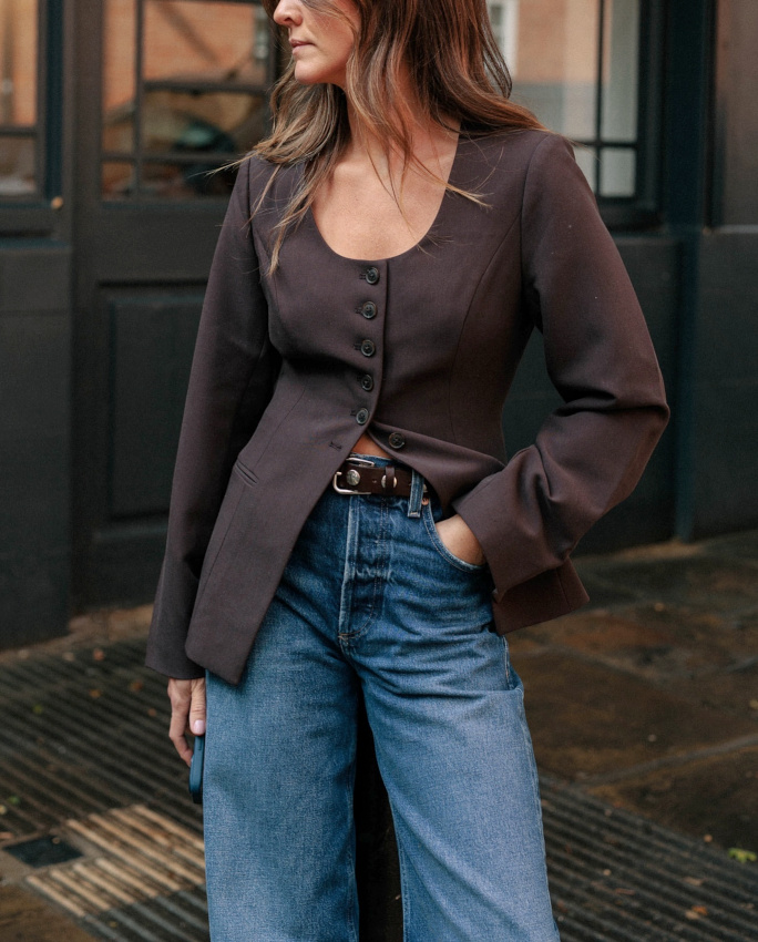 Ultra fminin, ce blazer se marie fort bien  l'androgynie du jean large !