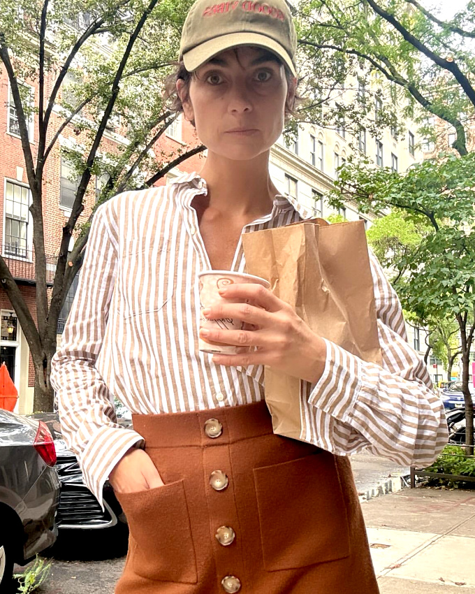 Chemise raye marron + jupe sixties brou de noix + casquette kaki = le bon mix