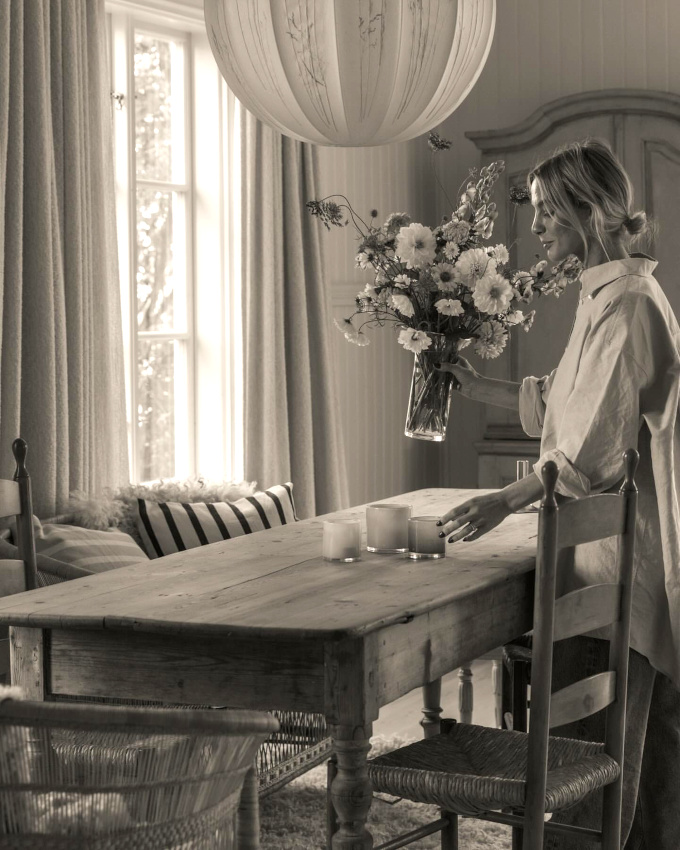 Bougies + fleurs + chemise d'homme = le bon mix