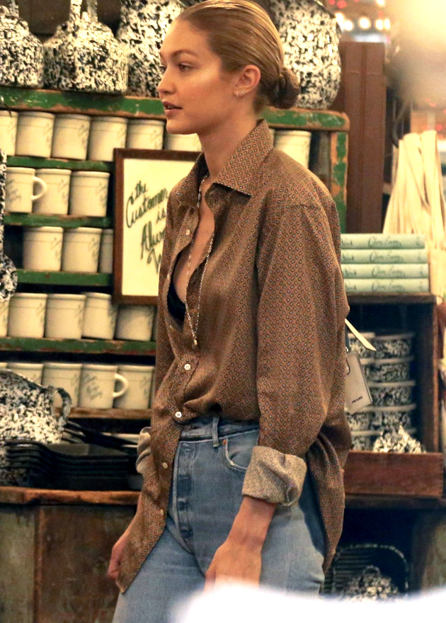 Rien de tel qu'une chemise subtilement dsute porte largement dcollete, les manches roulottes et  demi glisse dans un jean !