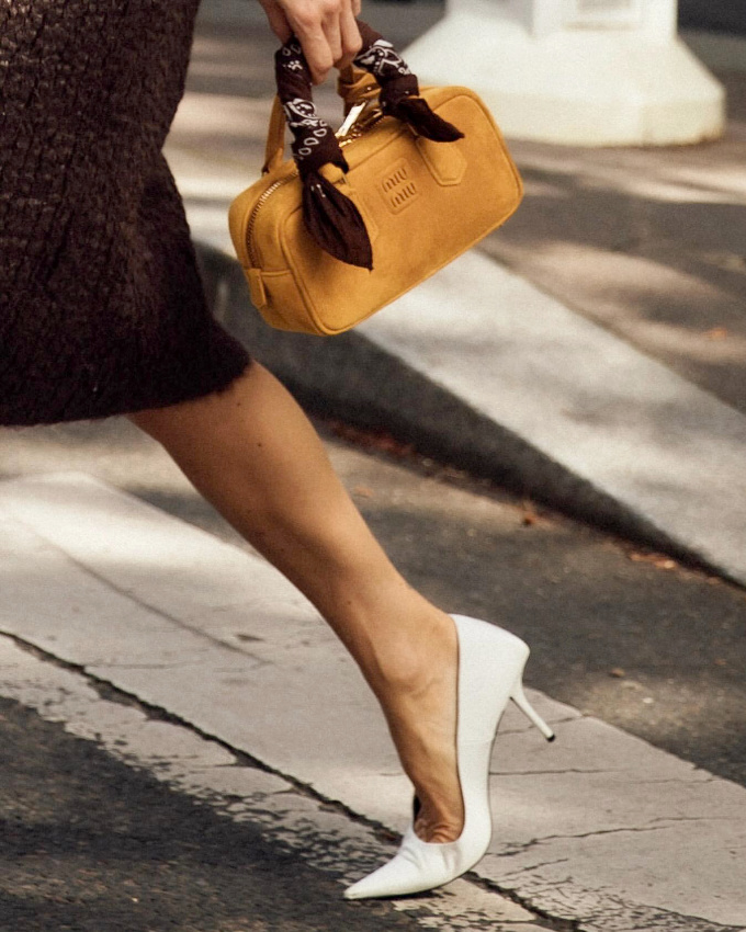 Jupe marron + escarpins blancs = le bon mix