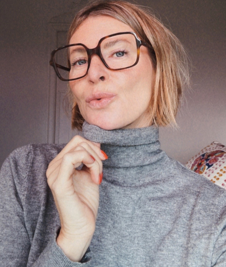 Entre espiglerie des lunettes, fracheur du carr court et classicisme du pull col roul gris, ce look a tout bon !