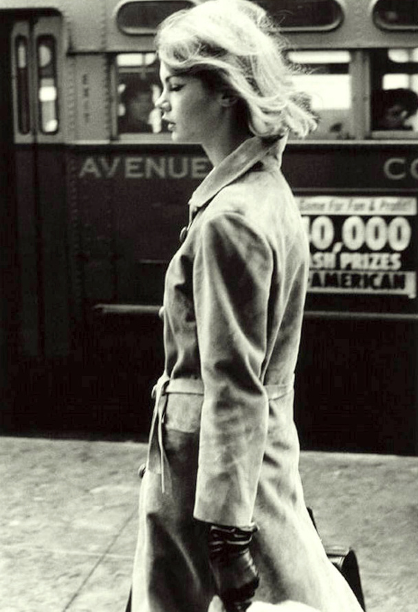 Wanted : un trench en daim  porter avec un trait d'eye-liner et un carr dcoiff !