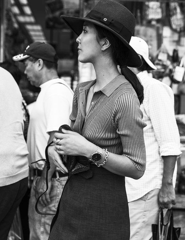 Fedora + polo moulant manches 3/4 + jupe midi = le bon mix