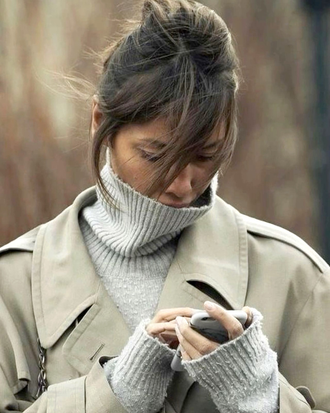 Mlant pull trop grand, trench confortable et coiffure dsinvolte, ce look a tout bon !