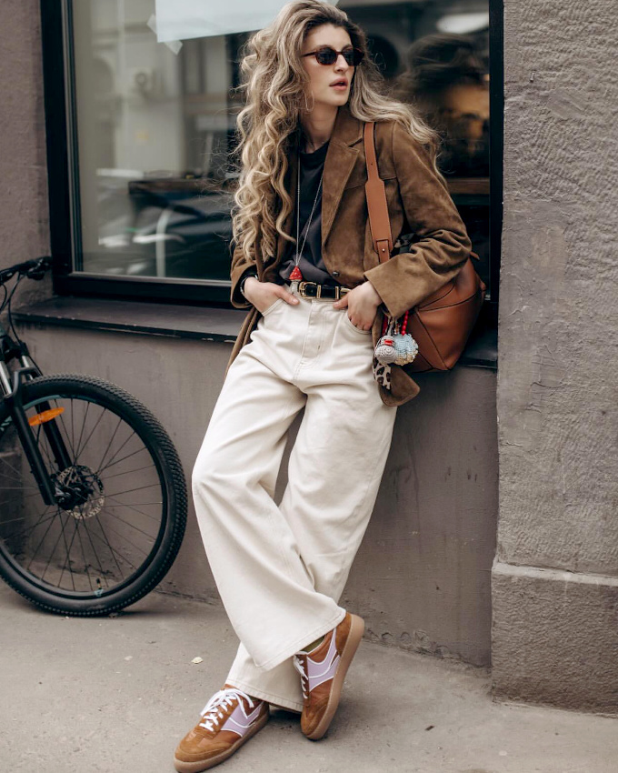 Rien de tel qu'une lgre touche de parme pour rehausser un look marron/blanc cass !