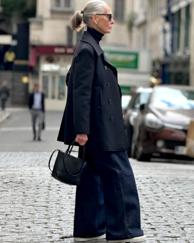 Mlant jean large, caban parfaitement coup et port de tte lgant, ce look a tout bon !