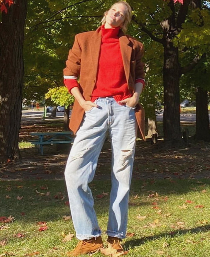 Rien de tel qu'un jean bleu dlav pour faire respirer le duo marron/rouge !