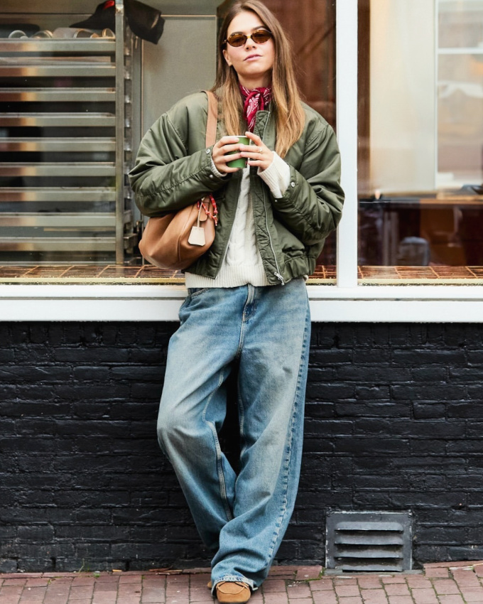 Bomber kaki + jean large + mocassins esprit Minnetonka = le bon mix