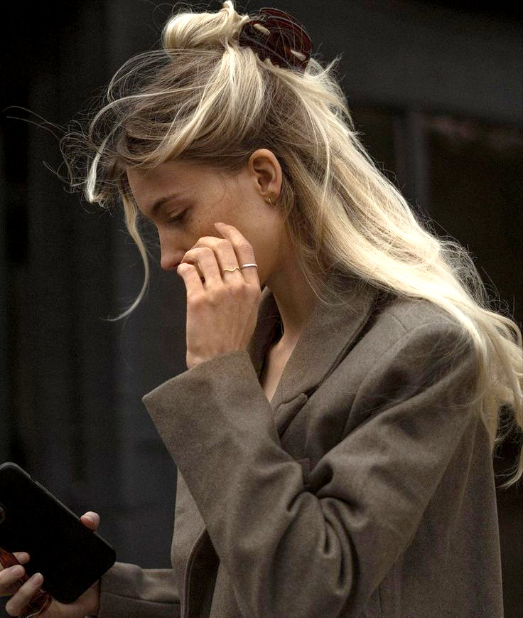 La pince crocodile chocolat : la meilleure allie des looks mixant tailoring et nonchalance !