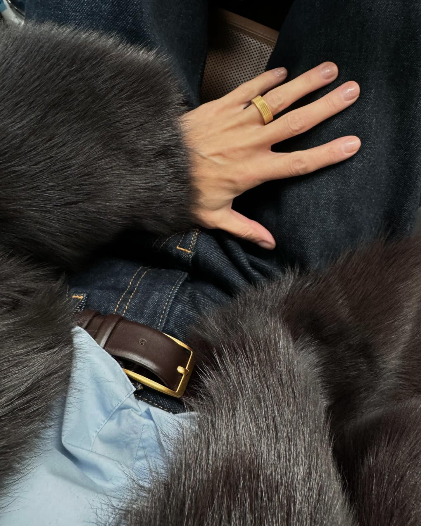 Fausse fourrure marron + jean brut + touche de dor = le bon mix