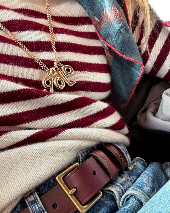 Mlant jean dlav, rayures marinire bordeaux et pendentifs personnaliss, ce combo a tout bon !