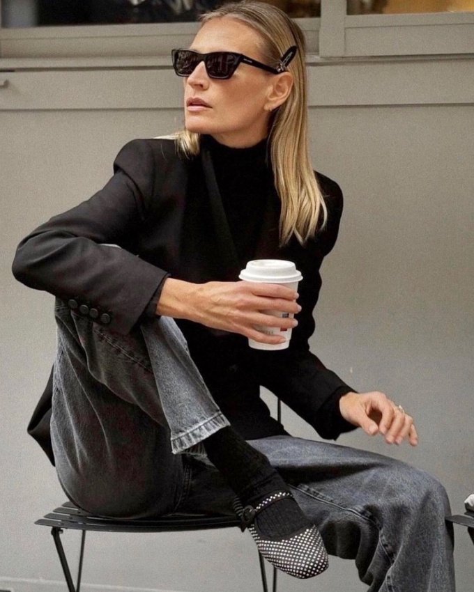 Rien de tel qu'un jean gris dlav pour twister un total look noir !