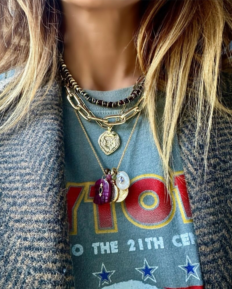 Rien de tel qu'une accumulation de colliers pour rveiller le duo sweat/blazer en laine !