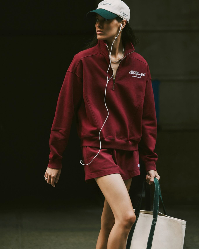 Oui aux tenues de sport ayant renonc aux salles de gym et autres cours de tennis !