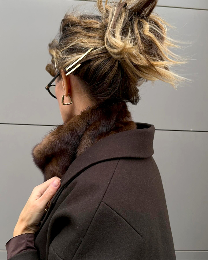 Cheveux coiffs/dcoiffs + duo de textures marron = le bon mix