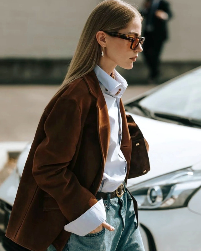 Blazer textur marron + chemise d'homme + jean large = le bon mix