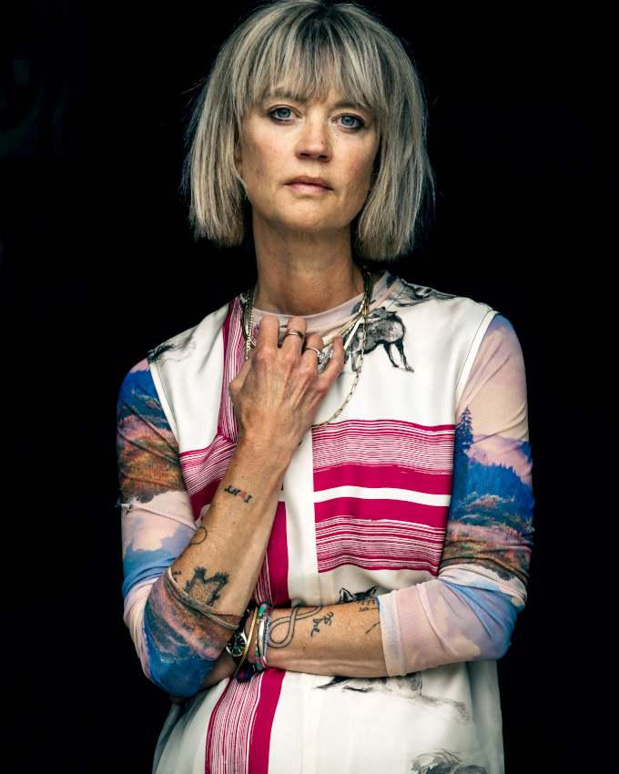 Entre intensit du regard, mains noueuses et force mlancolique, l'aura de cette femme ne laisse pas indiffrent